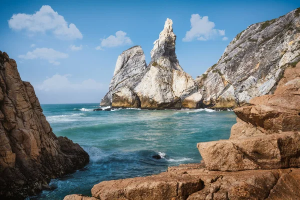 우르 사 해변, 신트라, 포르투갈. 에메랄드처럼 푸른 대서양에서 우뚝 솟아 있는 절벽들의 웅장 한 조경. 푸른 하늘에 흰 구름이 떠 있다. 여름 방학 연휴 배경 — 스톡 사진