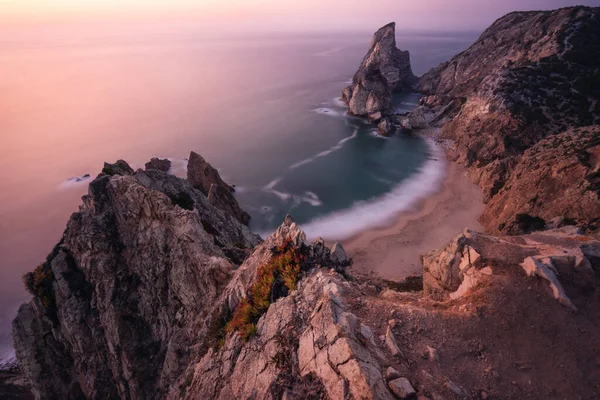 Praia da Ursa Sahili 'ne git, Sintra, Portekiz. Efsanevi gün batımı ışığında manzara. Keskin uçurumlar ve gerçeküstü Atlantik Okyanusu kıyıları