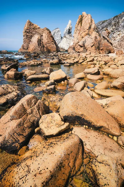 Рокированное побережье пляжа Фелия Урса, Синтра, Португалия. Гигантские морские стопки возвышаются над Атлантическим океаном. Сезон отпусков — стоковое фото
