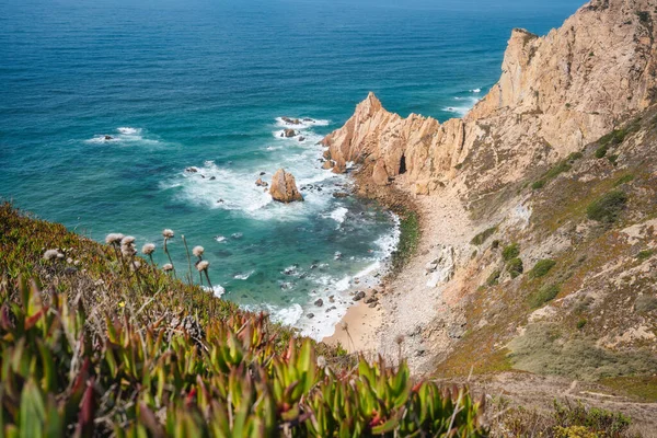 대서양 연안에는 아름다운 오렌지색 절벽 이 있는 프라 이아 두 우르 사 해변 이 있습니다. 포르투갈의 인기있는 휴일 여행 장소 — 스톡 사진