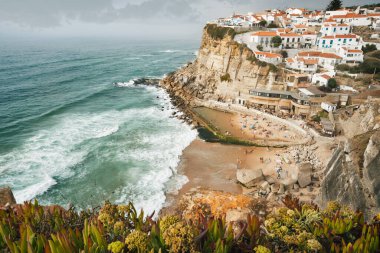Portekiz 'in şirin kasabası Azenhas marş yapıyor. Atlantik okyanusu dalgaları küçük sahile doğru akıyor. Uçurumun kenarına beyaz tebeşir evler inşa edilir. Sintra Landmark, Avrupa