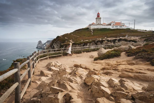 붉은 등대가 있는 케이프 로카. 포르투갈의 시나트라. 대양의 아름다운 해안선 절벽 이 있는 여행 과 관광 명소 — 스톡 사진