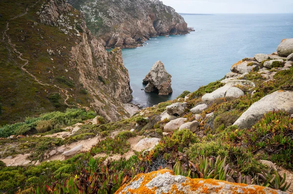 Cabo da Roca utazási cél található Sintra, Portugália. Rejtett sziklás durva strand körül sziklák és Atlanti-óceán — Stock Fotó