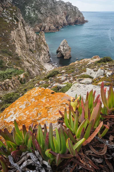 Plajdaki kayalıklar Cabo da Roca 'daki Lourical, Sintra, Portekiz — Stok fotoğraf