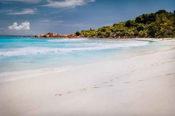Piękna plaża Anse Cocos w słoneczny dzień na wyspie La Digue na Seszelach — Zdjęcie stockowe