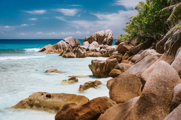 La Digue, Isole Seychelles. Laguna oceanica turchese presso la famosa spiaggia di Anse Cocos con formazioni rocciose di granito — Foto Stock
