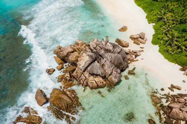 Seychelles La Digue Island. Vista aérea das ondas do mar e enormes rochas de granito na praia tropical anse cocos com água azul-turquesa. Destino de férias — Fotografia de Stock