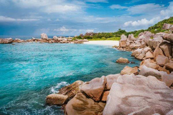 Spiaggia tropicale appartata alle Seychelles - sfondo naturale — Foto Stock