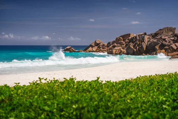 Ocean hullámok Petite Anse, La Digue Seychelles - Trópusi és paradicsomi strand. Luxus nyaralóhely — Stock Fotó