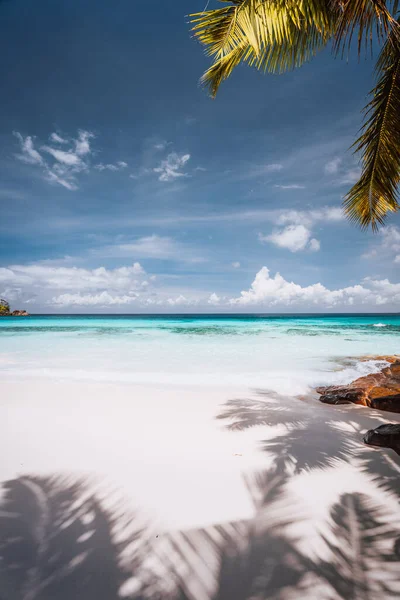 Bella spiaggia di sabbia tropicale soleggiata. Palme, cielo blu e nuvole bianche. Vacanza concetto di vacanza — Foto Stock