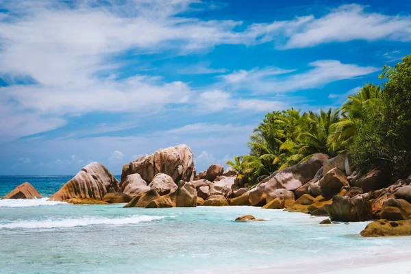 Boulder di granito dalla forma meravigliosa, laguna tropicale poco profonda sulla spiaggia incontaminata di Anse Cocos, isola di La Digue, Seychelles — Foto Stock