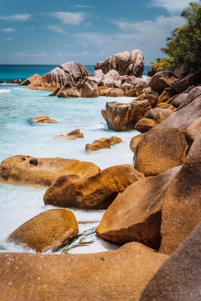 La Digue, Isole Seychelles. Rocce di granito e oceano turchese sulla bellissima spiaggia di Anse Cocos — Foto Stock