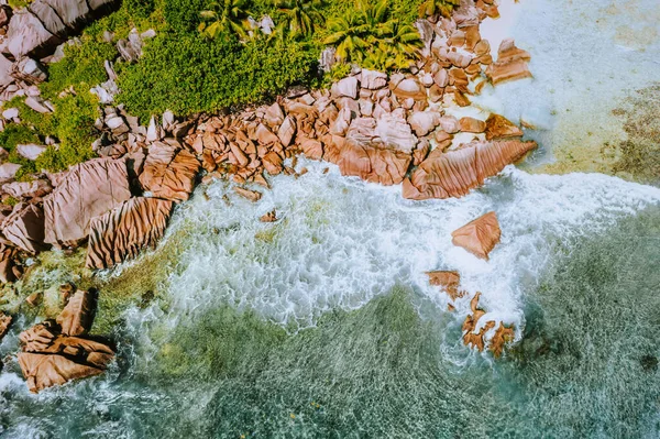 Seychelles La Digue Island. Vista aérea superior das ondas do mar e enormes rochas de granito bizarro na praia tropical anse cocos com água azul-turquesa. Amazing rock cliff seascape no litoral — Fotografia de Stock