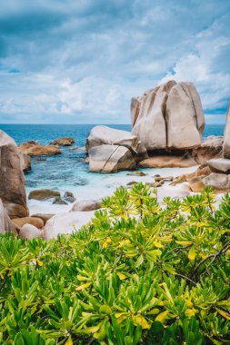 La Digue Adası, Seycheles Adaları 'ndaki eşsiz granit kayalık sahil Anse Marron