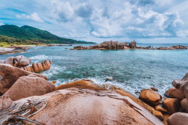 Seyşel Adaları 'ndaki La Digue Adası' nda gündüz yürüyüşü sırasında eşsiz granit kayalar ve uzak plajlar.