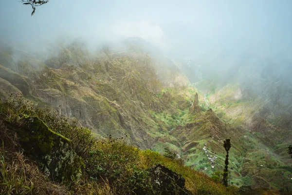 Санто-Антао, Кабо-Верде. Горный хребет с туманными облаками выше на прогулке разгром 303 в Xoxo в долине Рибейра да Торре — стоковое фото
