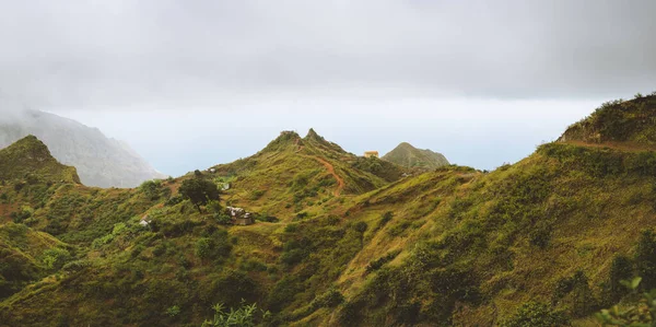 Мбаппе вид на горный хребет Рибейра-де-Жанела на острове Санто-Антао Кабо-Верде. Пейзаж с пешеходной тропой, ведущей через маленькую деревню — стоковое фото