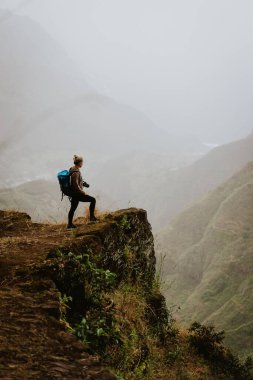 Paul Vadisi 'nden aşağı bakan kadın turist yüksek dağ sıraları ve derin vadilerin muhteşem manzarasıyla...