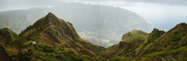 Panoramatický výhled na vrcholy hor Ribeira de Janela na Kapverdách Santo Antao. Krásná nezapomenutelná krajina s turistickou stezkou vedoucí k pobřeží oceánu — Stock fotografie