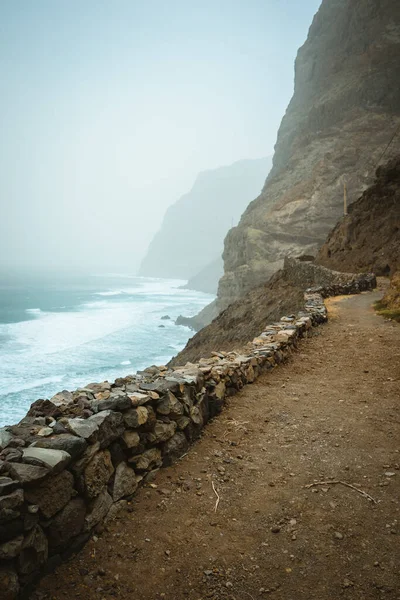 Santo Antao, Kapverdy - Písečná stezka z Cruzinha da Garca do Ponta do Sol. Moody Atlantic coast with ocean waves — Stock fotografie