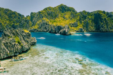 Shimizu 'dan Miniloc adasının havadan görünüşü. Kristal berrak deniz. Bacuit Körfezi, El Nido, Palawan, Filipinler