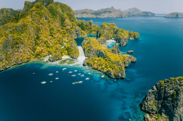 Palawan, Filipinler 'de tropik Miniloc adasının hava manzarası. Turizm tekneleri büyük göl girişinde. Doğal manzara.