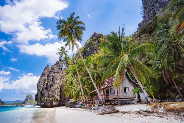 Tropická chatrč pod palmami na pláži Ipil na ostrově Pinagbuyutan. El Nido, Palawan, Filipíny — Stock fotografie