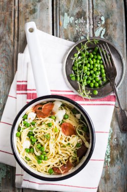 yeşil bezelyeli makarna