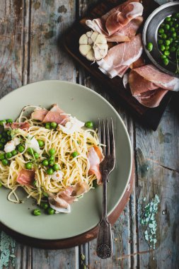 yeşil bezelyeli makarna