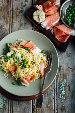 yeşil bezelyeli makarna