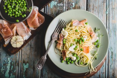 yeşil bezelyeli makarna