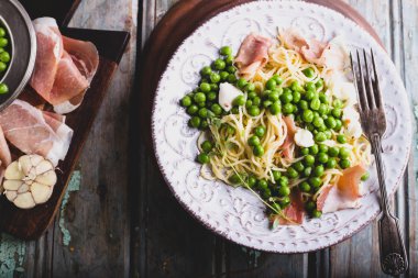 yeşil bezelyeli makarna