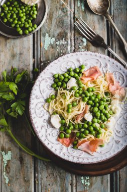 yeşil bezelyeli makarna