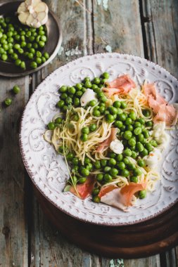 yeşil bezelyeli makarna