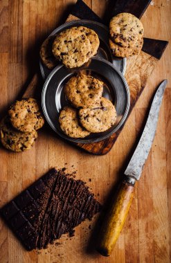 çikolatalı kurabiye rustik arka plan üzerinde