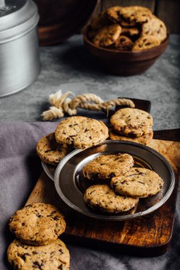 çikolatalı kurabiye rustik arka plan üzerinde