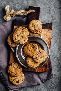 çikolatalı kurabiye rustik arka plan üzerinde