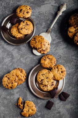 çikolatalı kurabiye rustik arka plan üzerinde