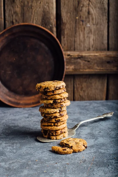 çikolatalı kurabiye rustik arka plan üzerinde