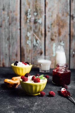Ricotta, çilek ve reçel ile sağlıklı kahvaltı