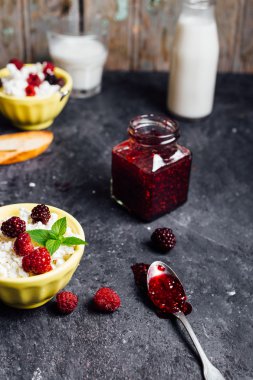 Ricotta, çilek ve reçel ile sağlıklı kahvaltı