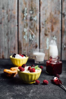 Ricotta, çilek ve reçel ile sağlıklı kahvaltı