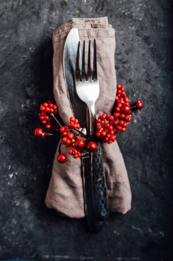 Noel tablo yer ayarını. Bir arka plan üzerinde Noel hizmet çatal bıçak takımı. 