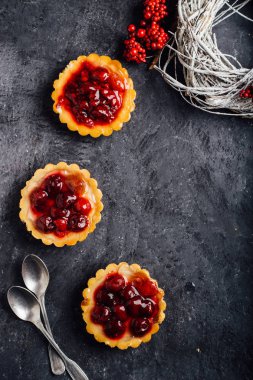 Çilek pasta bir tatil tablo