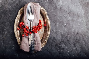 Noel tablo yer ayarını. Bir arka plan üzerinde Noel hizmet çatal bıçak takımı. 