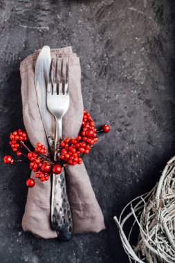 Noel tablo yer ayarını. Bir arka plan üzerinde Noel hizmet çatal bıçak takımı. 