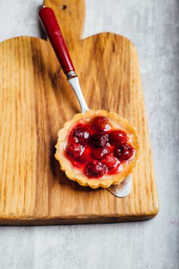Tart, pasta, kek ezilmiş taze kızılcık, bilberries ve kış baharat 