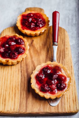 Tart, pasta, kek ezilmiş taze kızılcık, bilberries ve kış baharat 