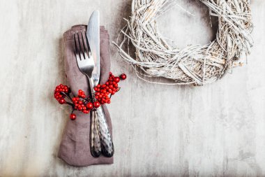 Noel tablo yer ayarını. Bir arka plan üzerinde Noel hizmet çatal bıçak takımı. 