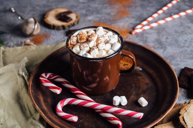 Vintage sıcak çikolata tarçın ile fincan koyu arka plan üzerinde sopa